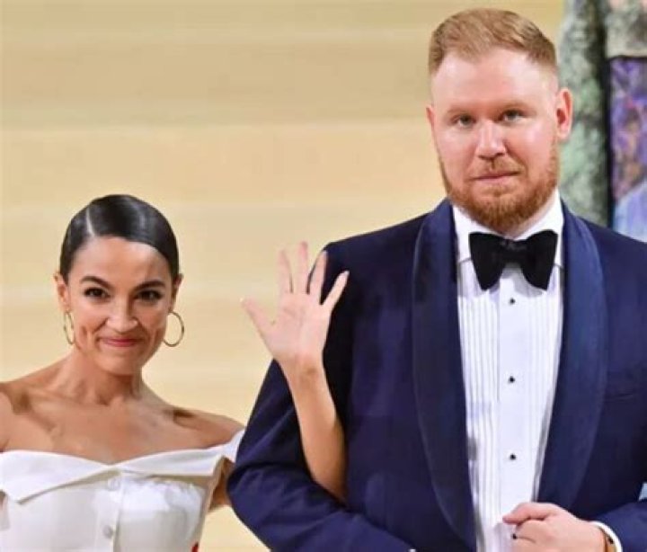 Who Is Christopher Russell Married To? Tailor James Or Cindy Busby? Wedding & Wife Photos